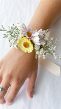 Load image into Gallery viewer, Dried Flower Corsage
